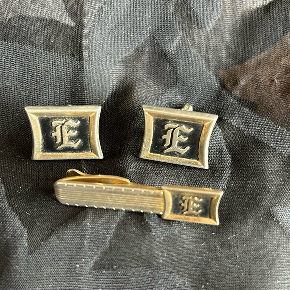 Vintage Hickok USA marked gold tone Old English “E” cuff link and tie clasp set - Picture 1 of 10